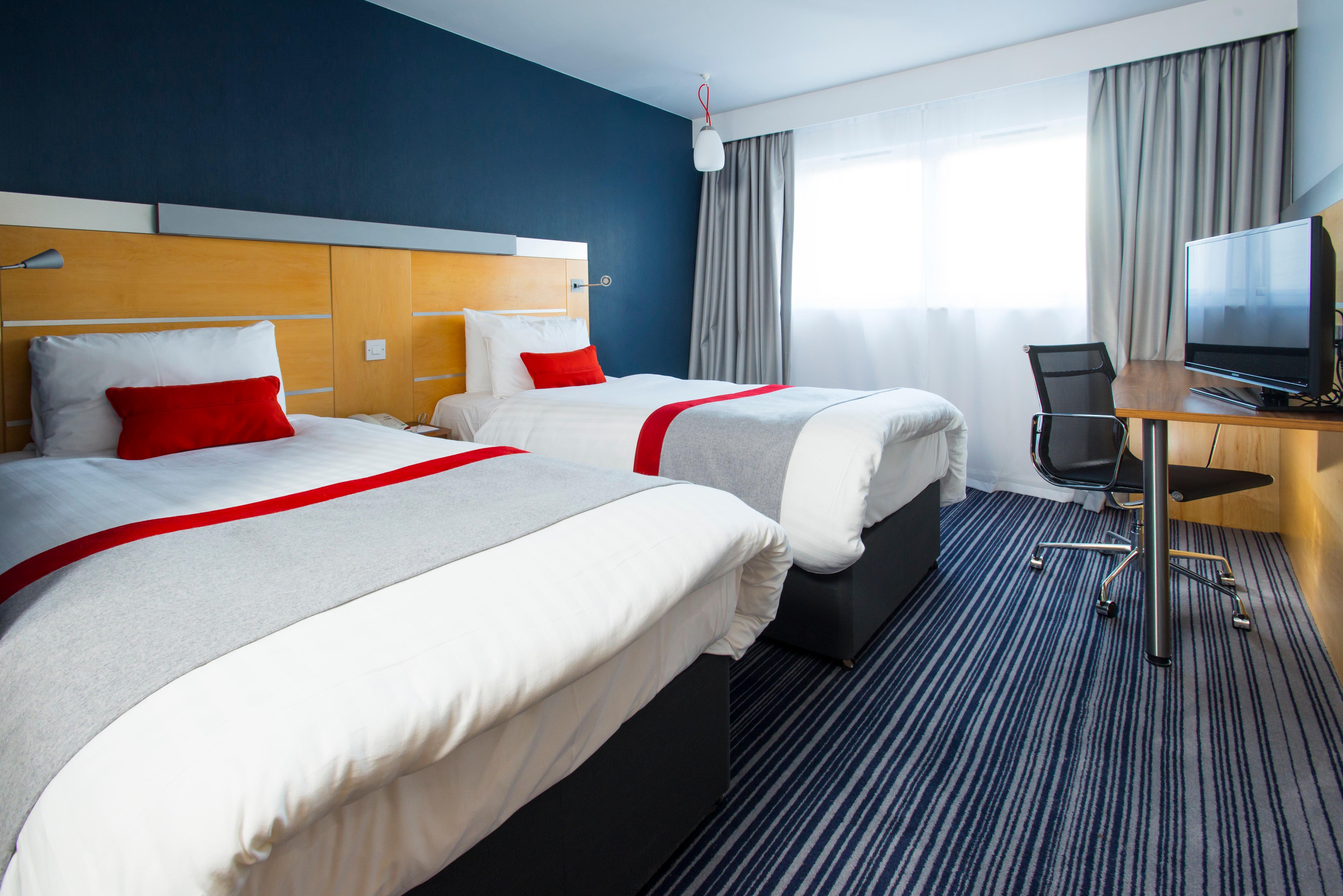 Holiday Inn Express London - Epsom Downs By Ihg Exterior photo