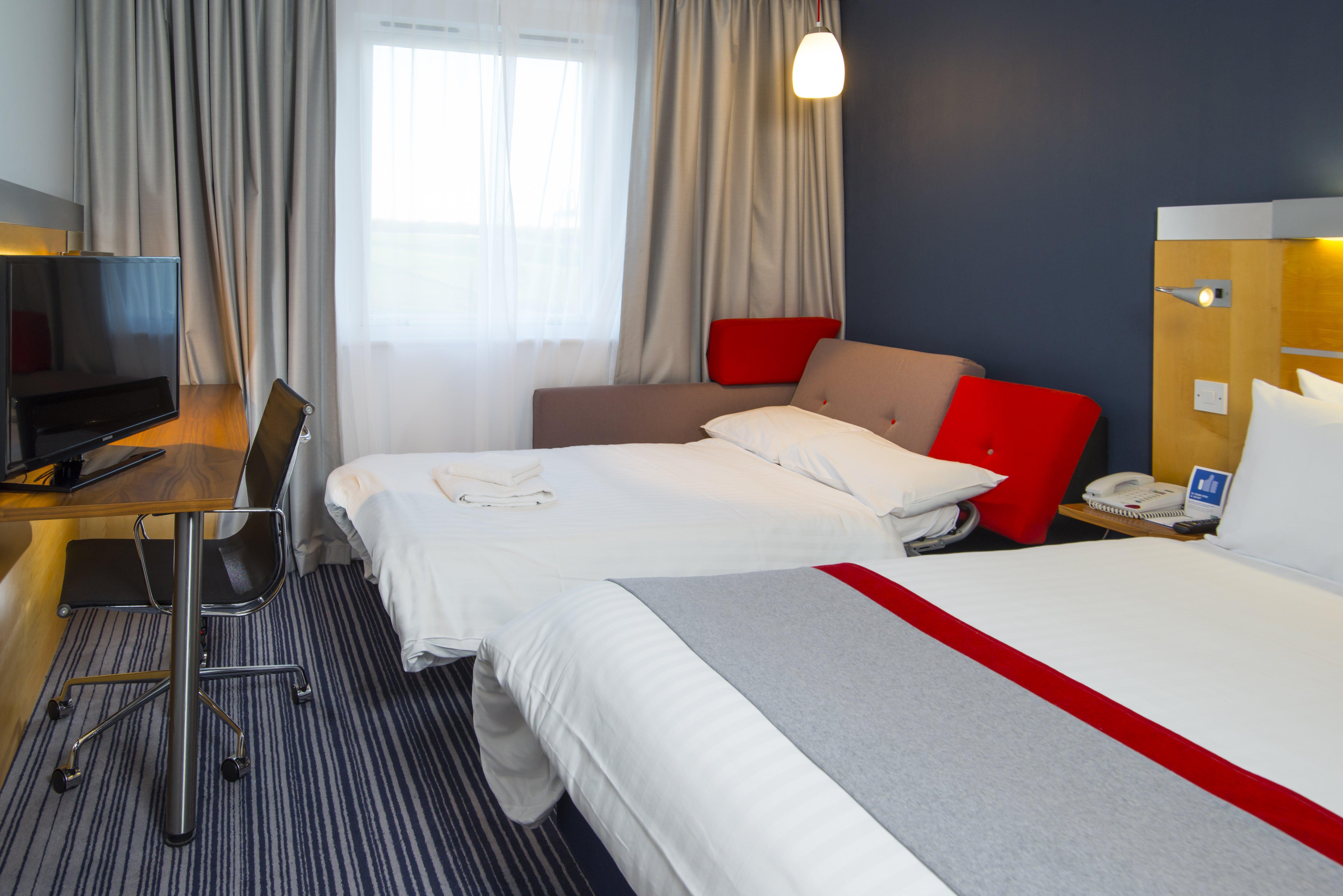 Holiday Inn Express London - Epsom Downs By Ihg Exterior photo