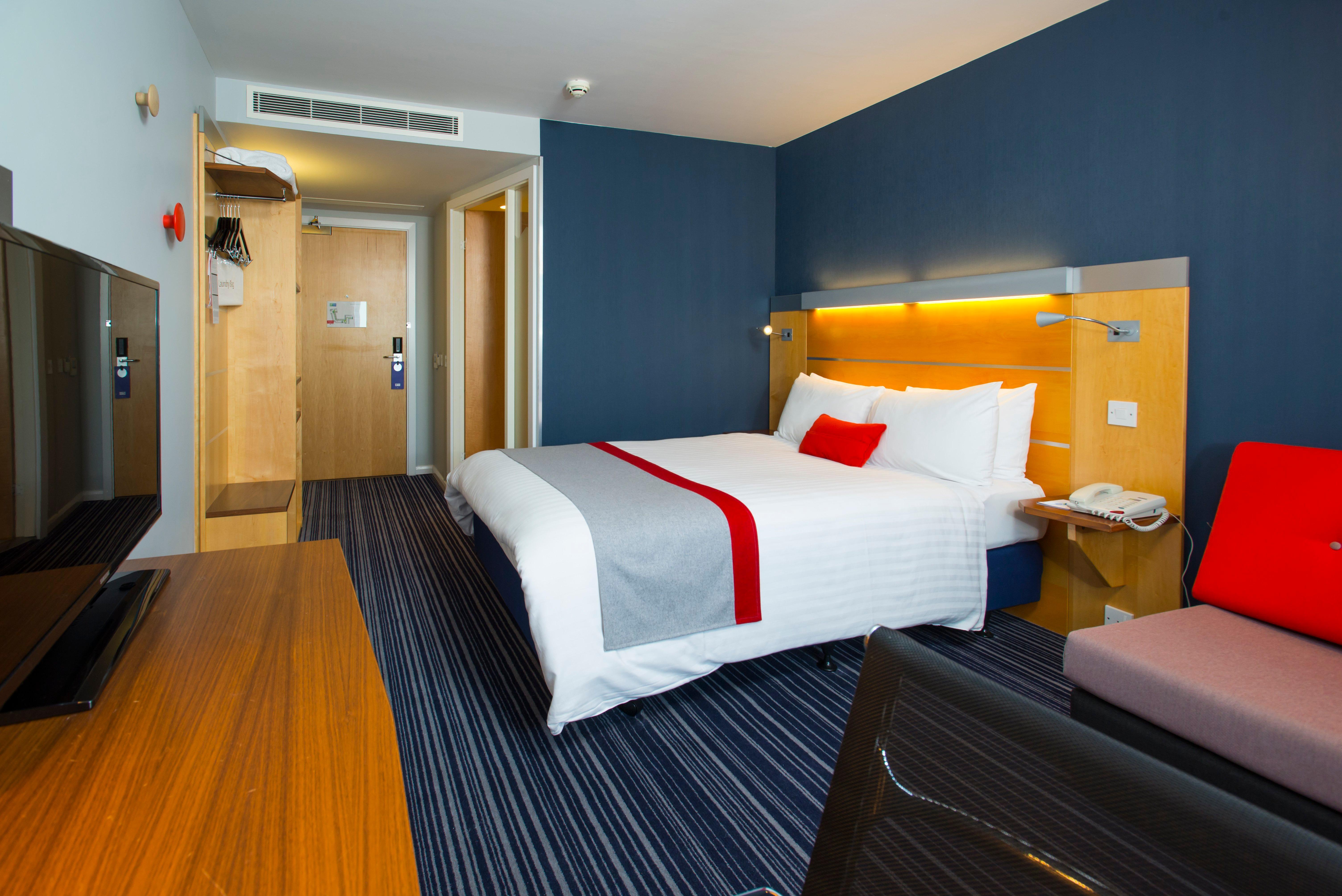 Holiday Inn Express London - Epsom Downs By Ihg Exterior photo