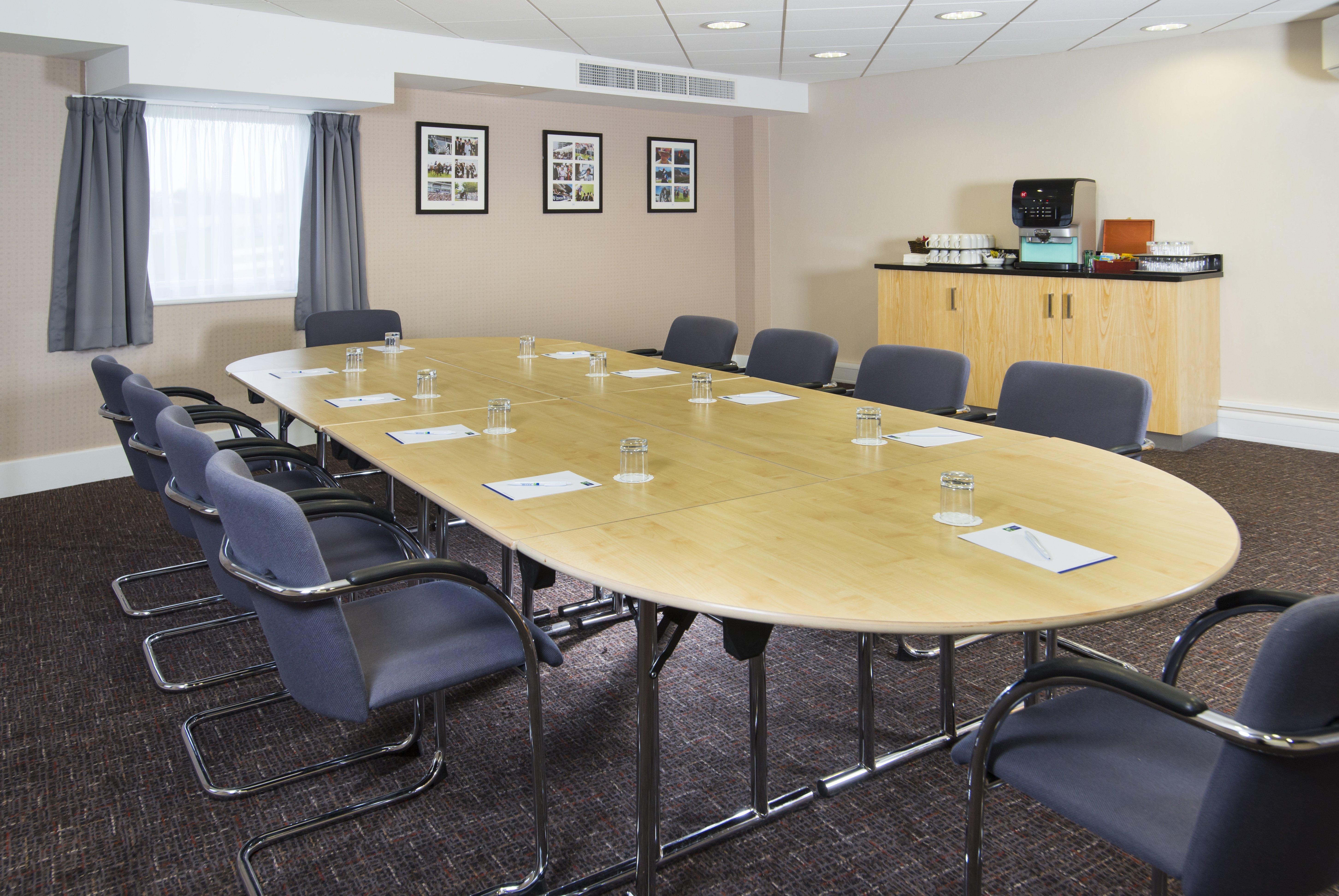 Holiday Inn Express London - Epsom Downs By Ihg Exterior photo