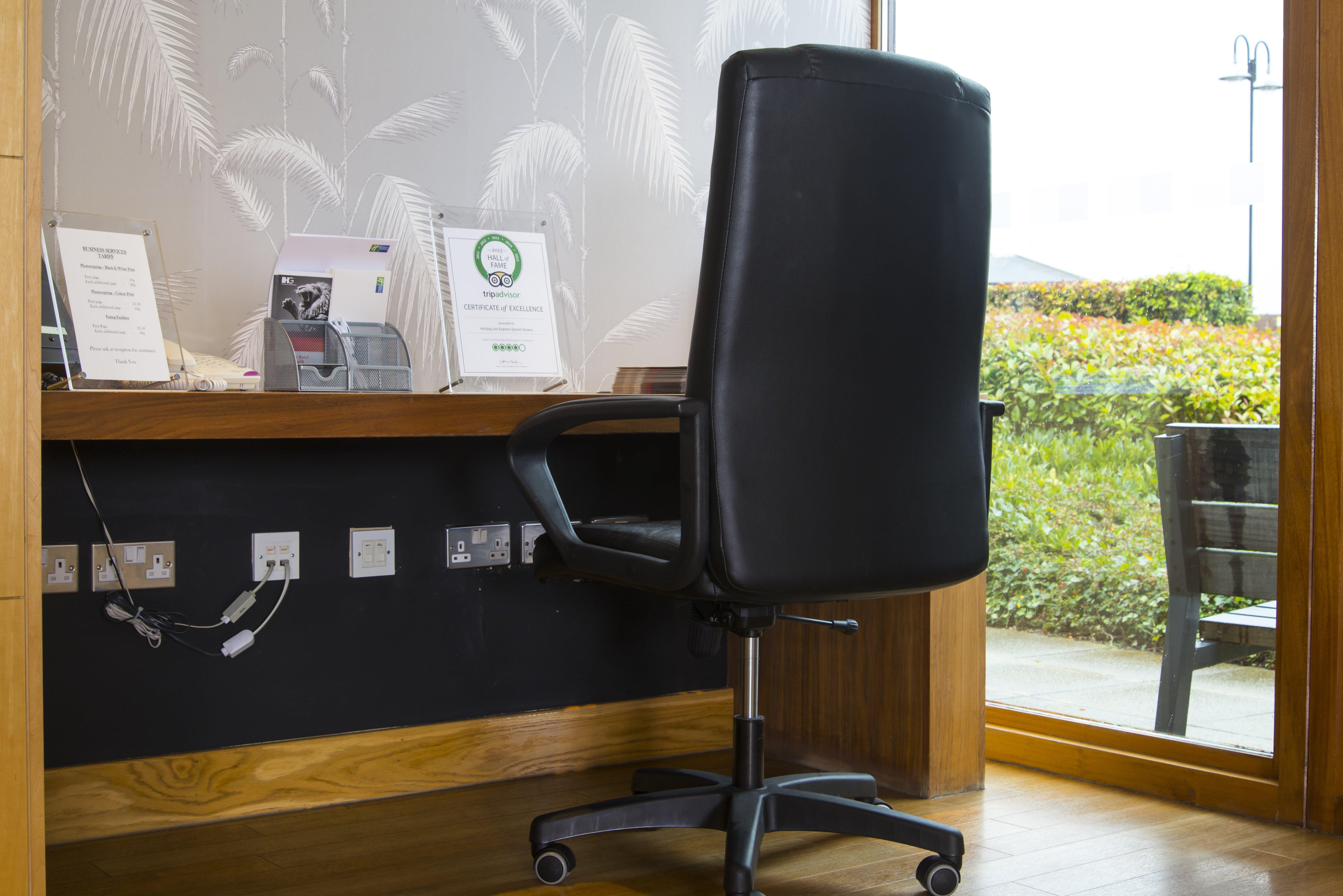 Holiday Inn Express London - Epsom Downs By Ihg Exterior photo