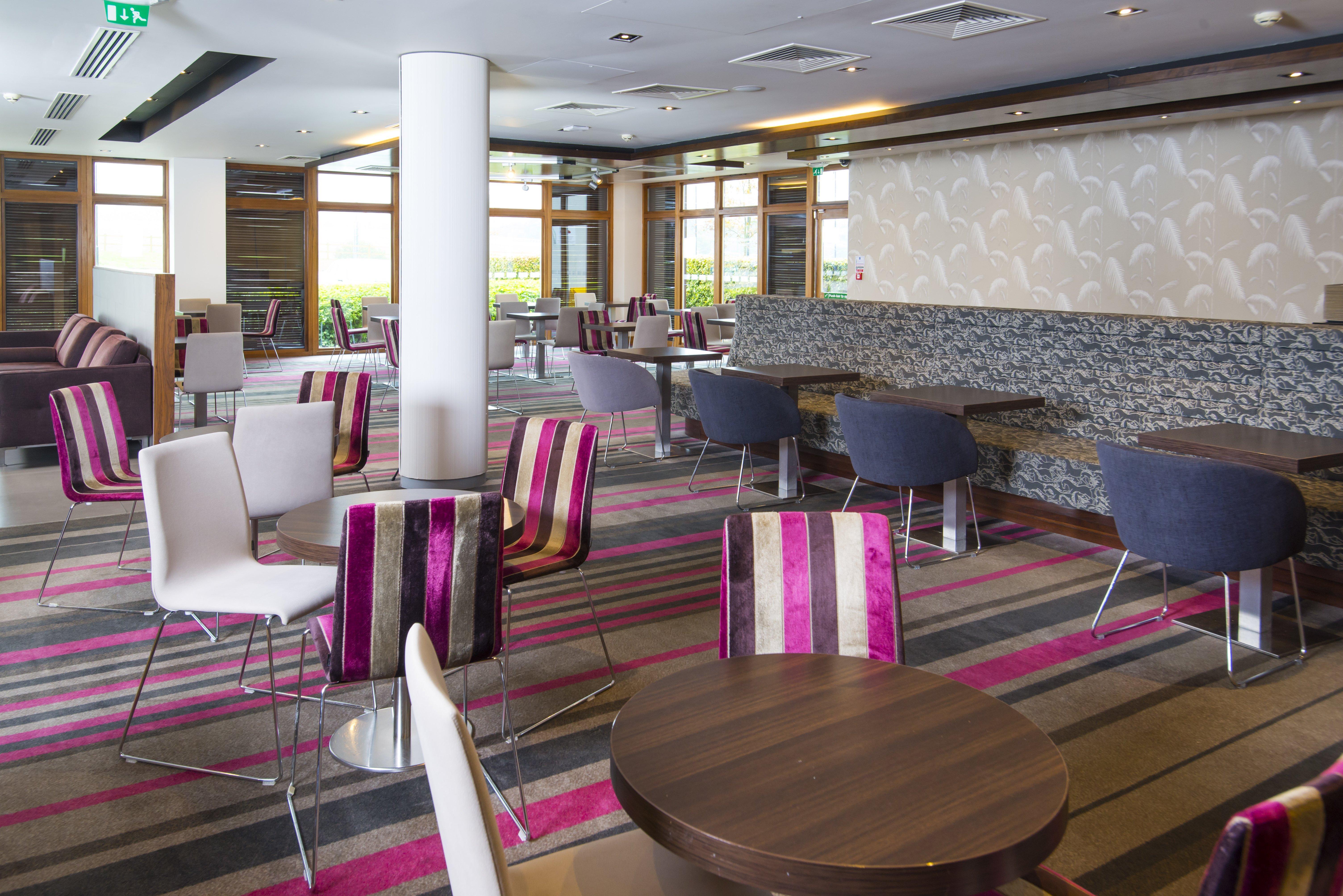 Holiday Inn Express London - Epsom Downs By Ihg Exterior photo