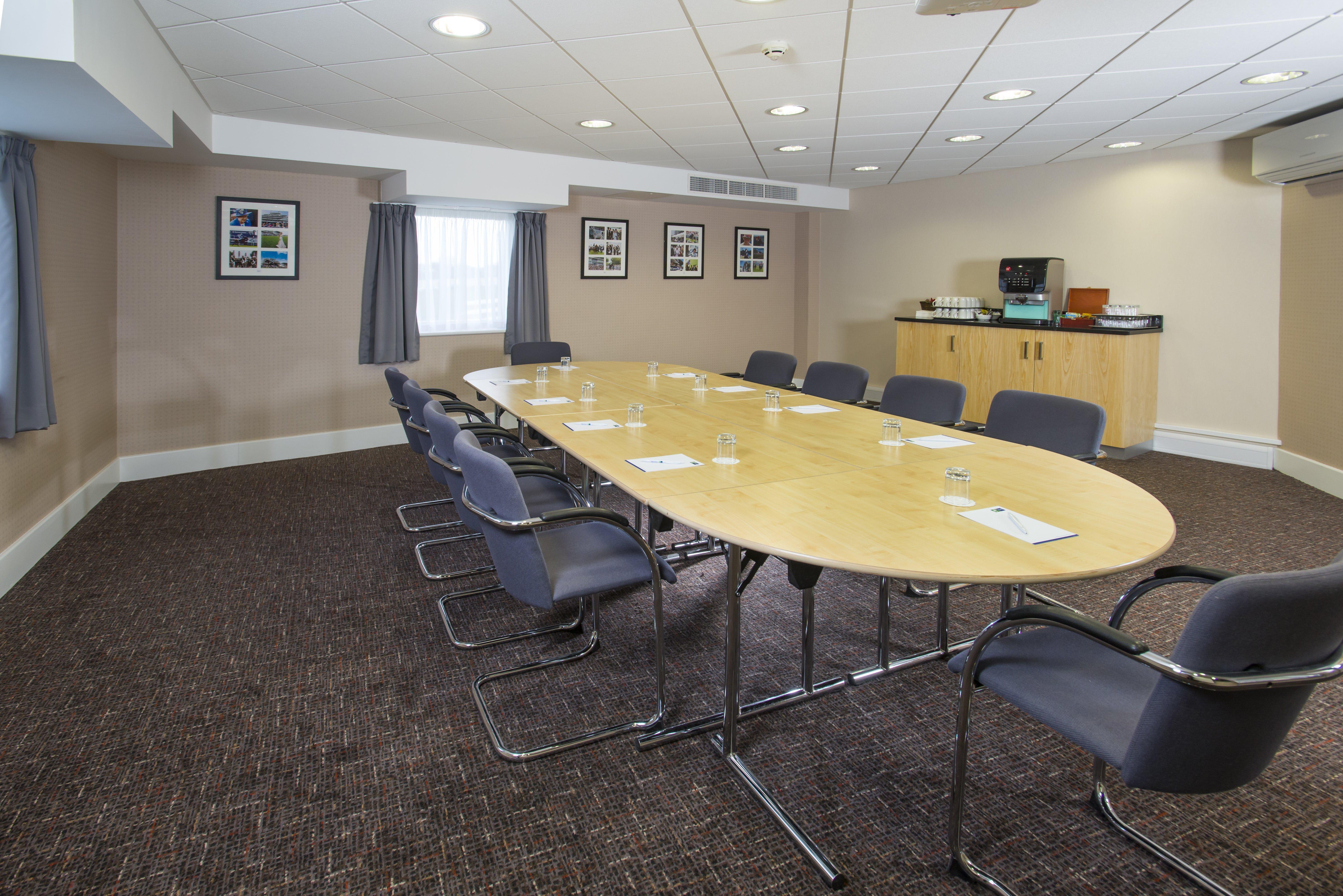 Holiday Inn Express London - Epsom Downs By Ihg Exterior photo