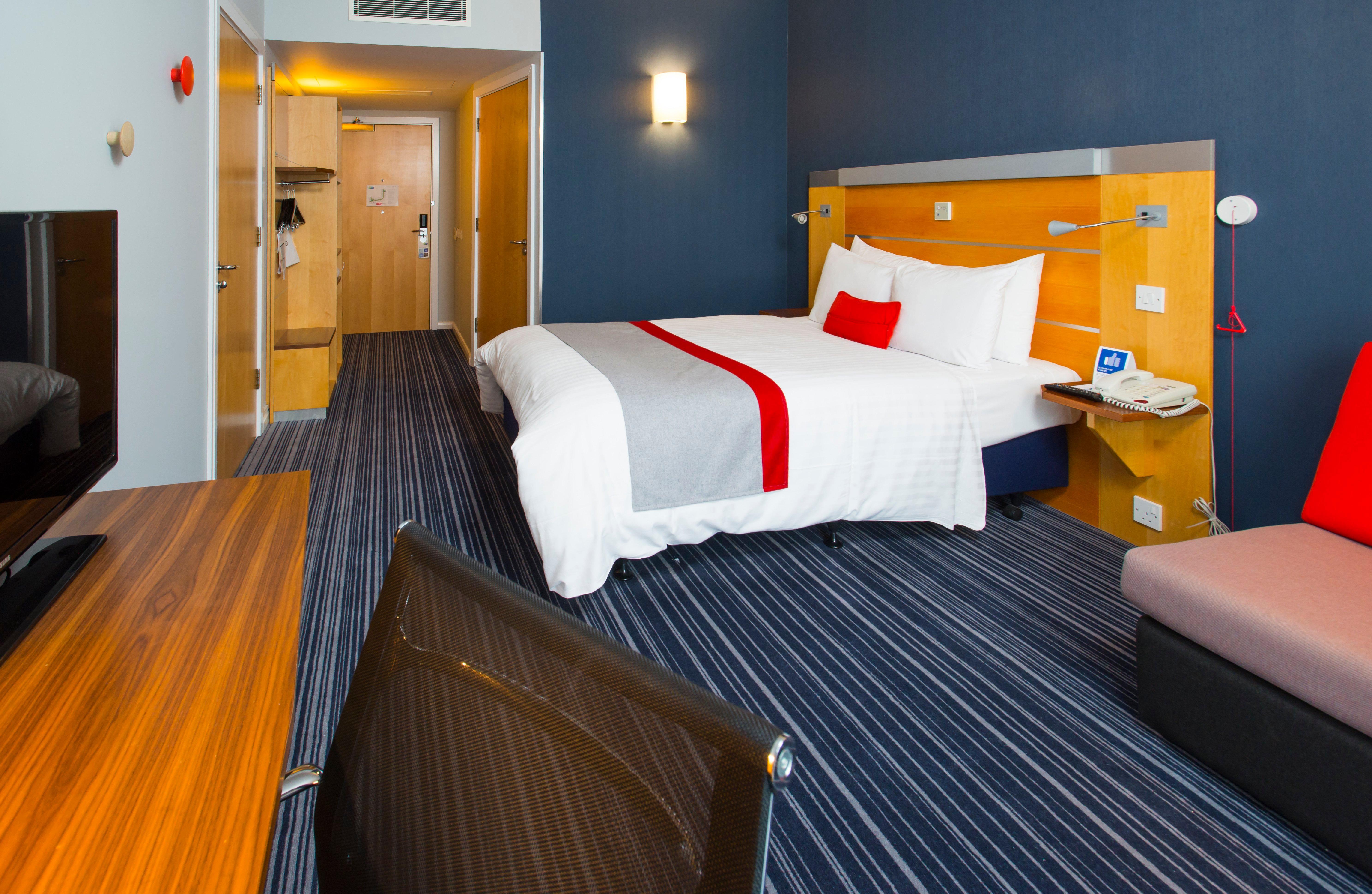Holiday Inn Express London - Epsom Downs By Ihg Exterior photo