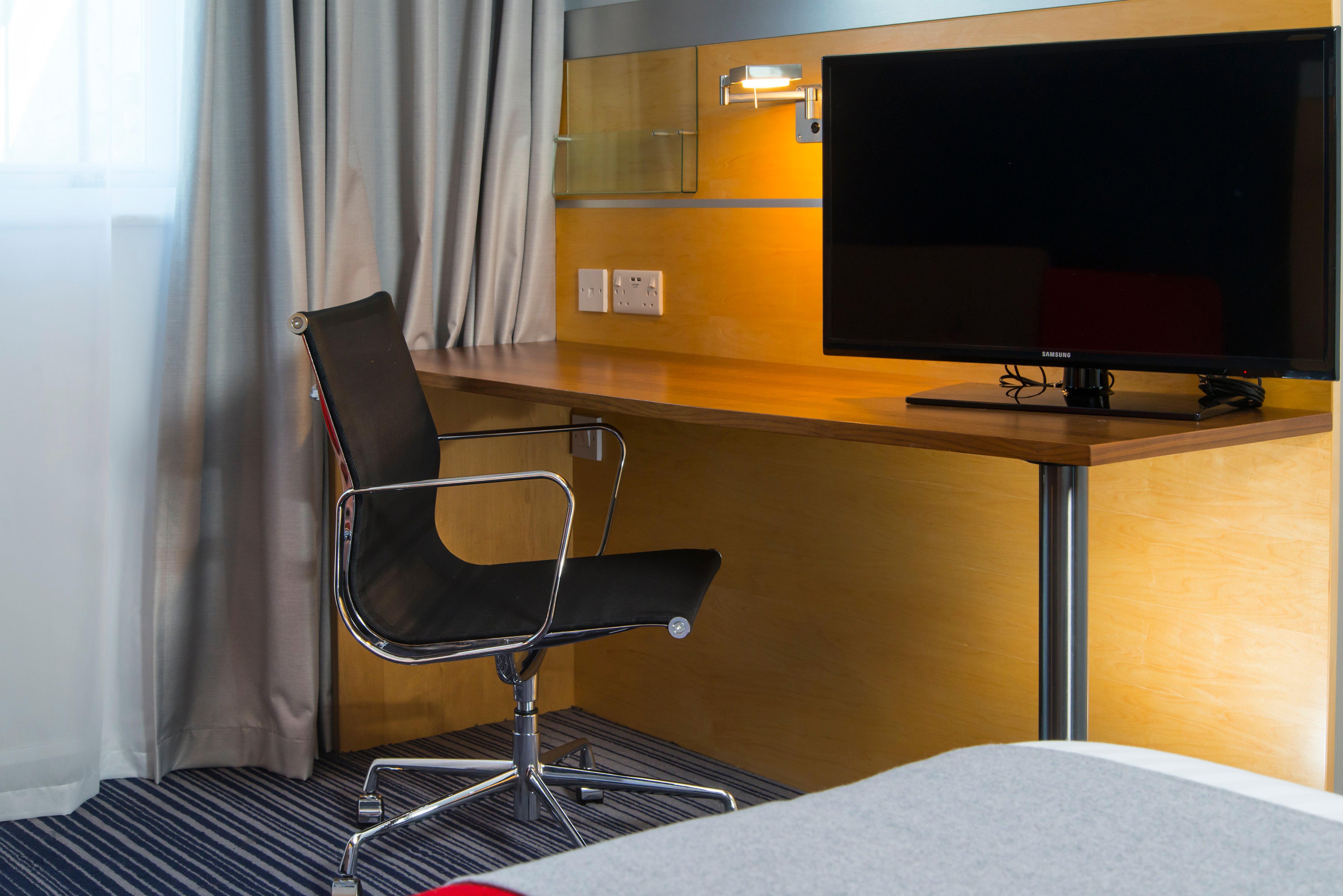 Holiday Inn Express London - Epsom Downs By Ihg Exterior photo