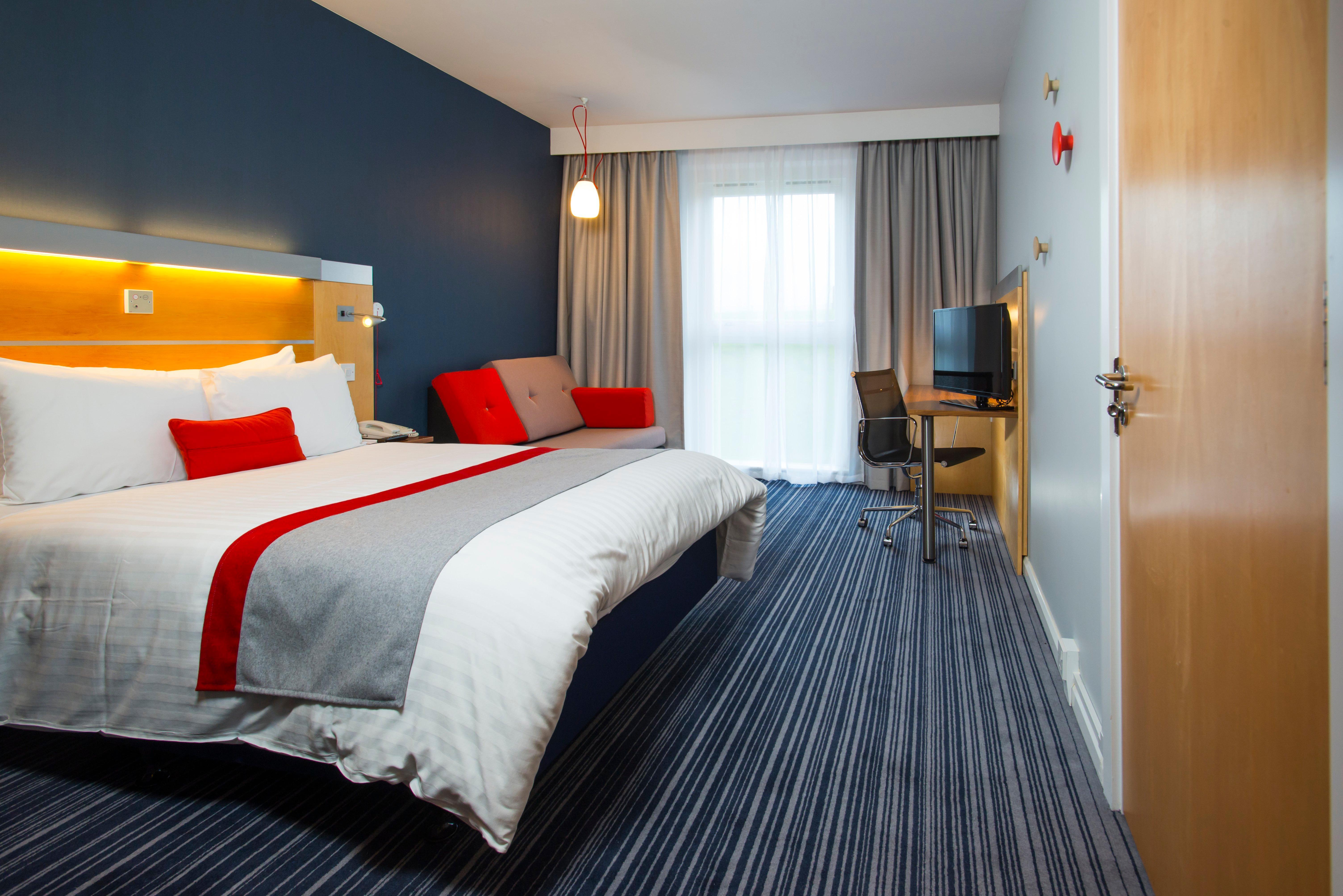 Holiday Inn Express London - Epsom Downs By Ihg Exterior photo