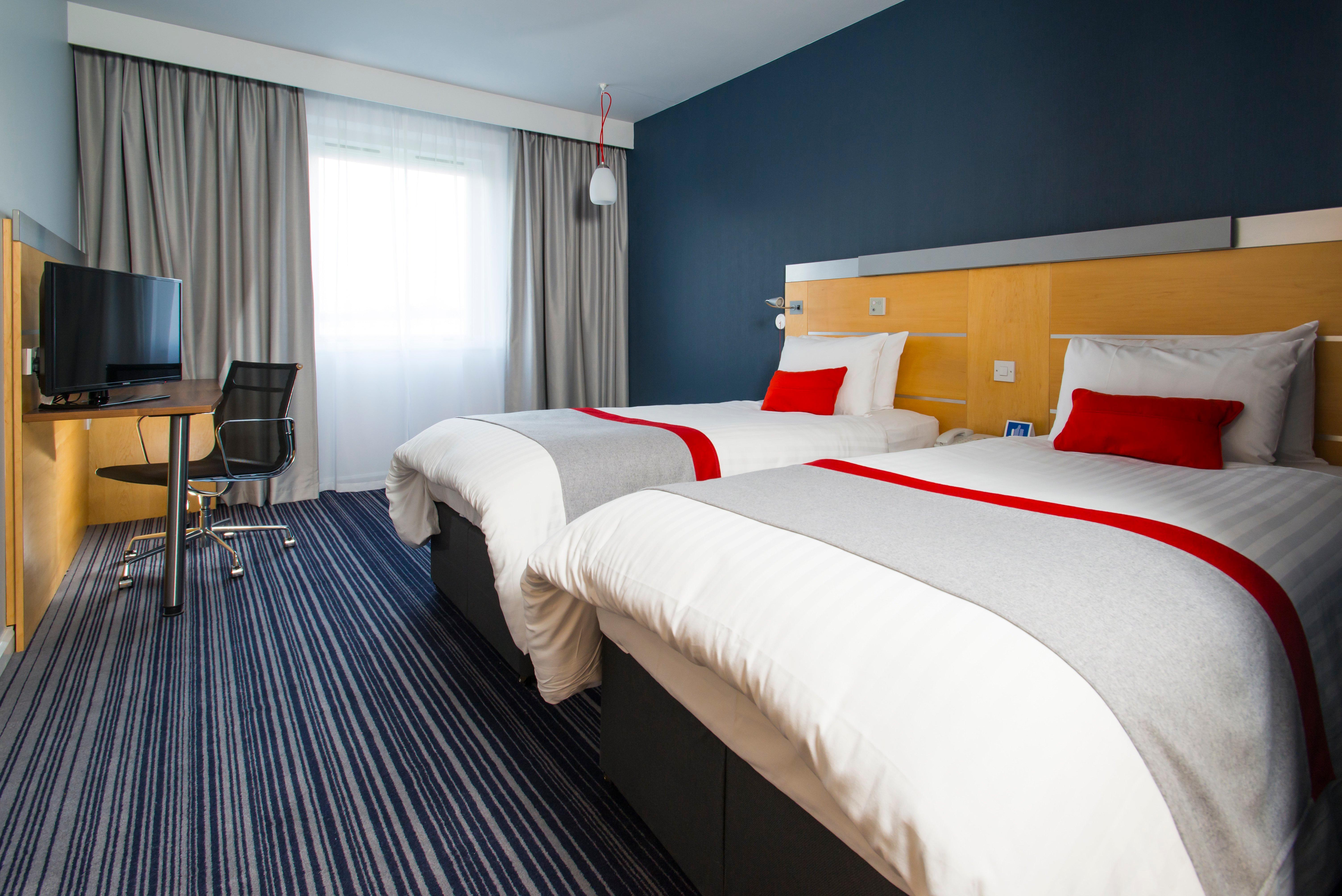 Holiday Inn Express London - Epsom Downs By Ihg Exterior photo
