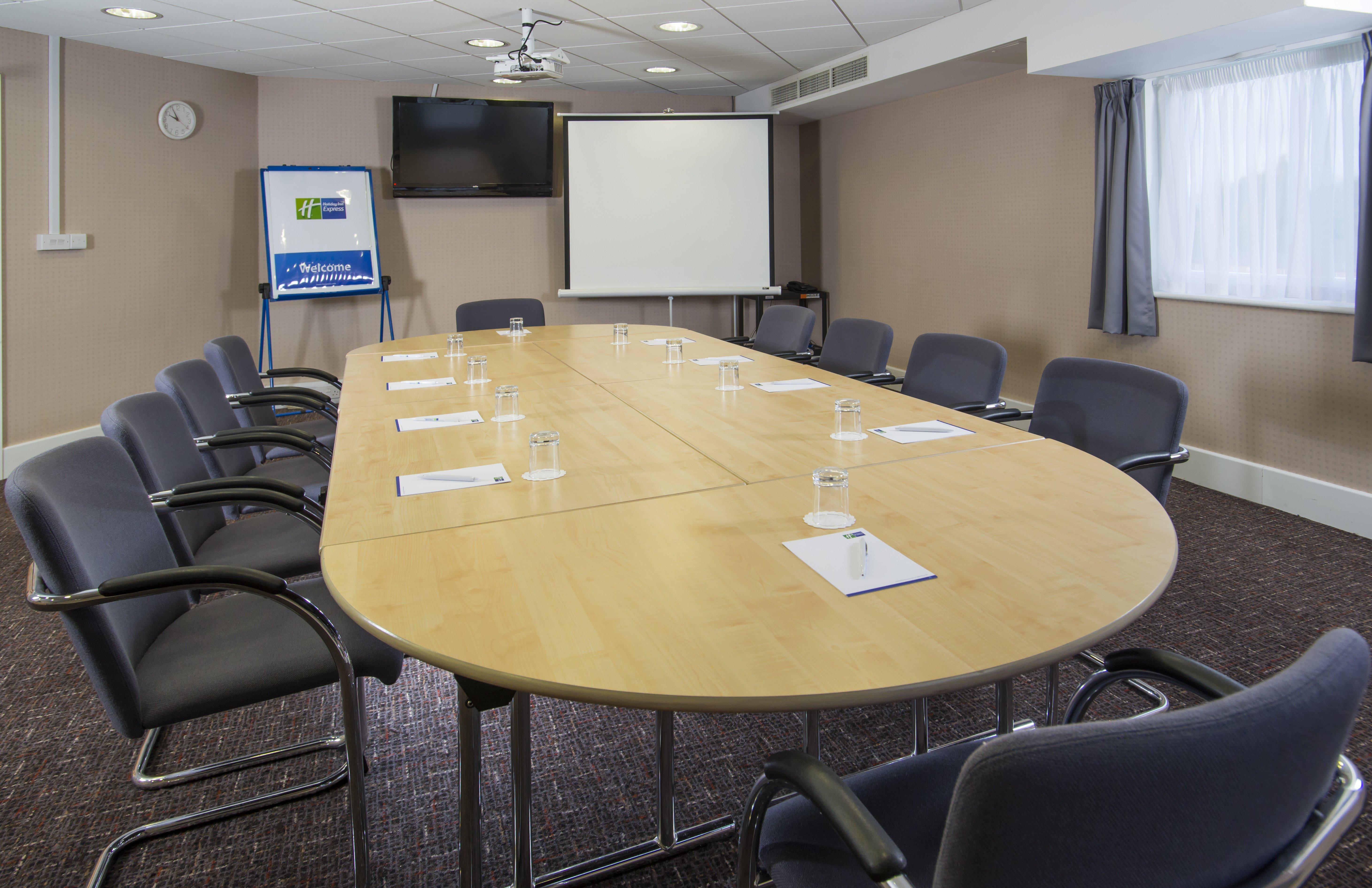 Holiday Inn Express London - Epsom Downs By Ihg Exterior photo