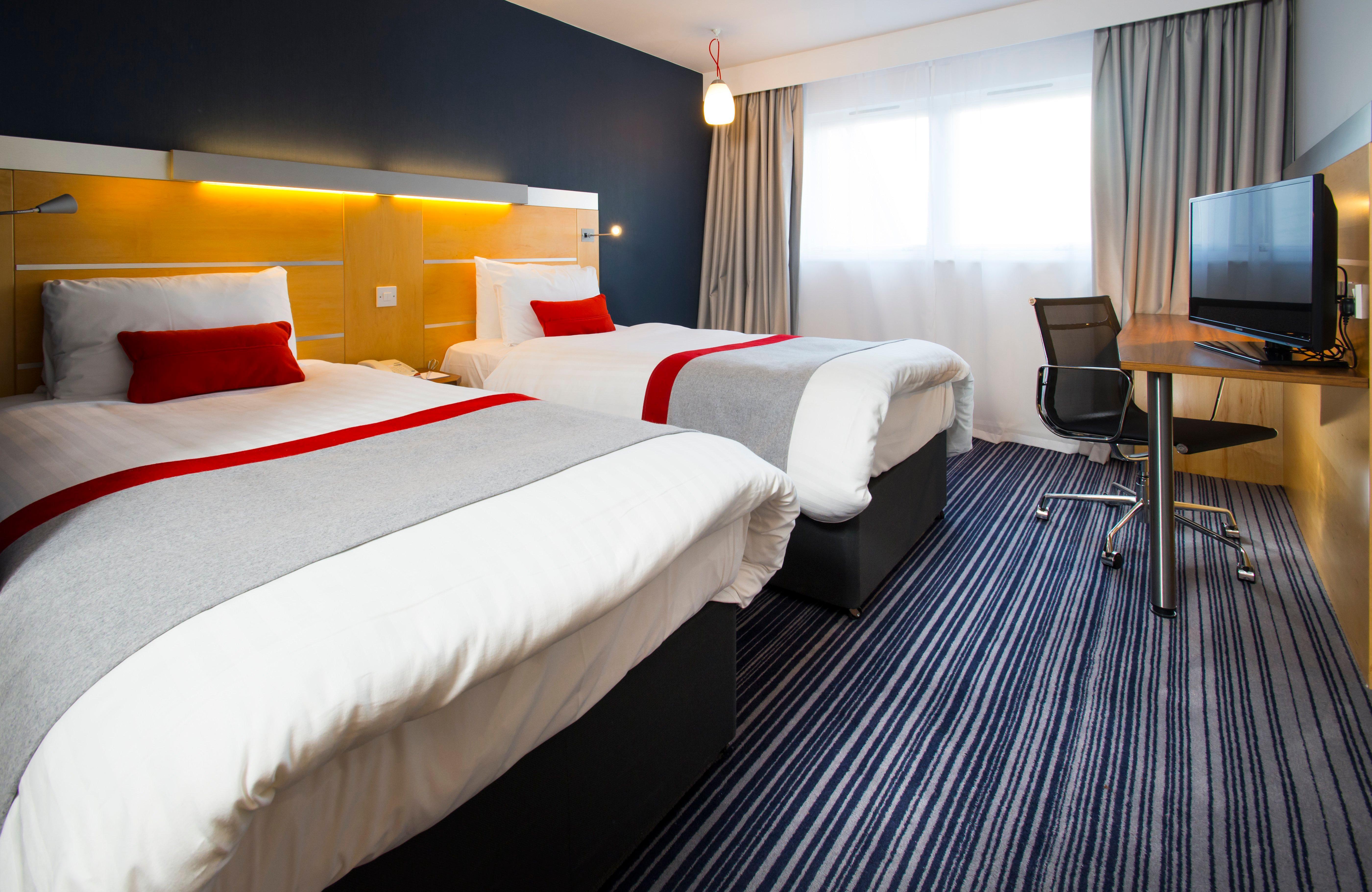 Holiday Inn Express London - Epsom Downs By Ihg Exterior photo