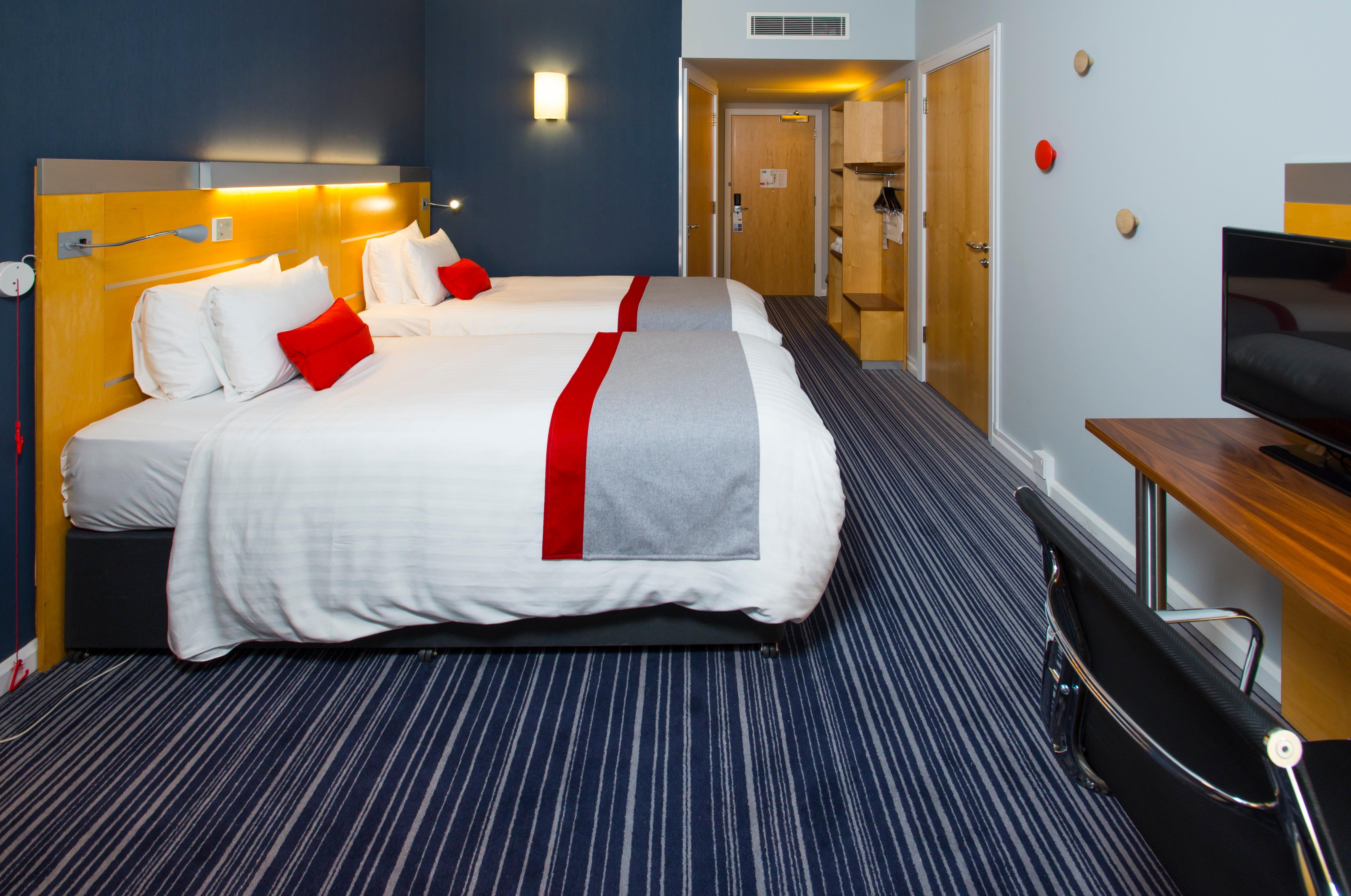 Holiday Inn Express London - Epsom Downs By Ihg Exterior photo