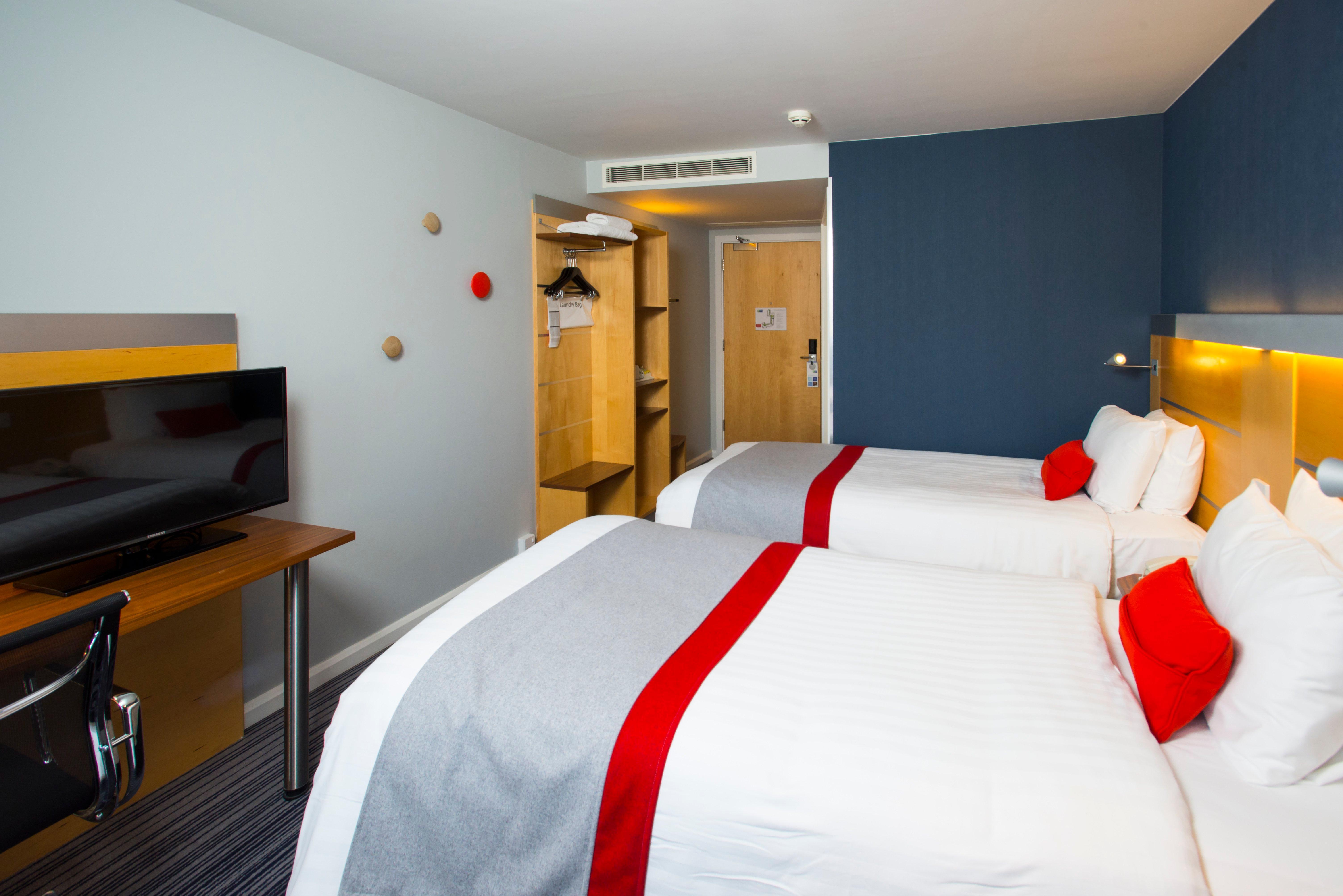 Holiday Inn Express London - Epsom Downs By Ihg Exterior photo