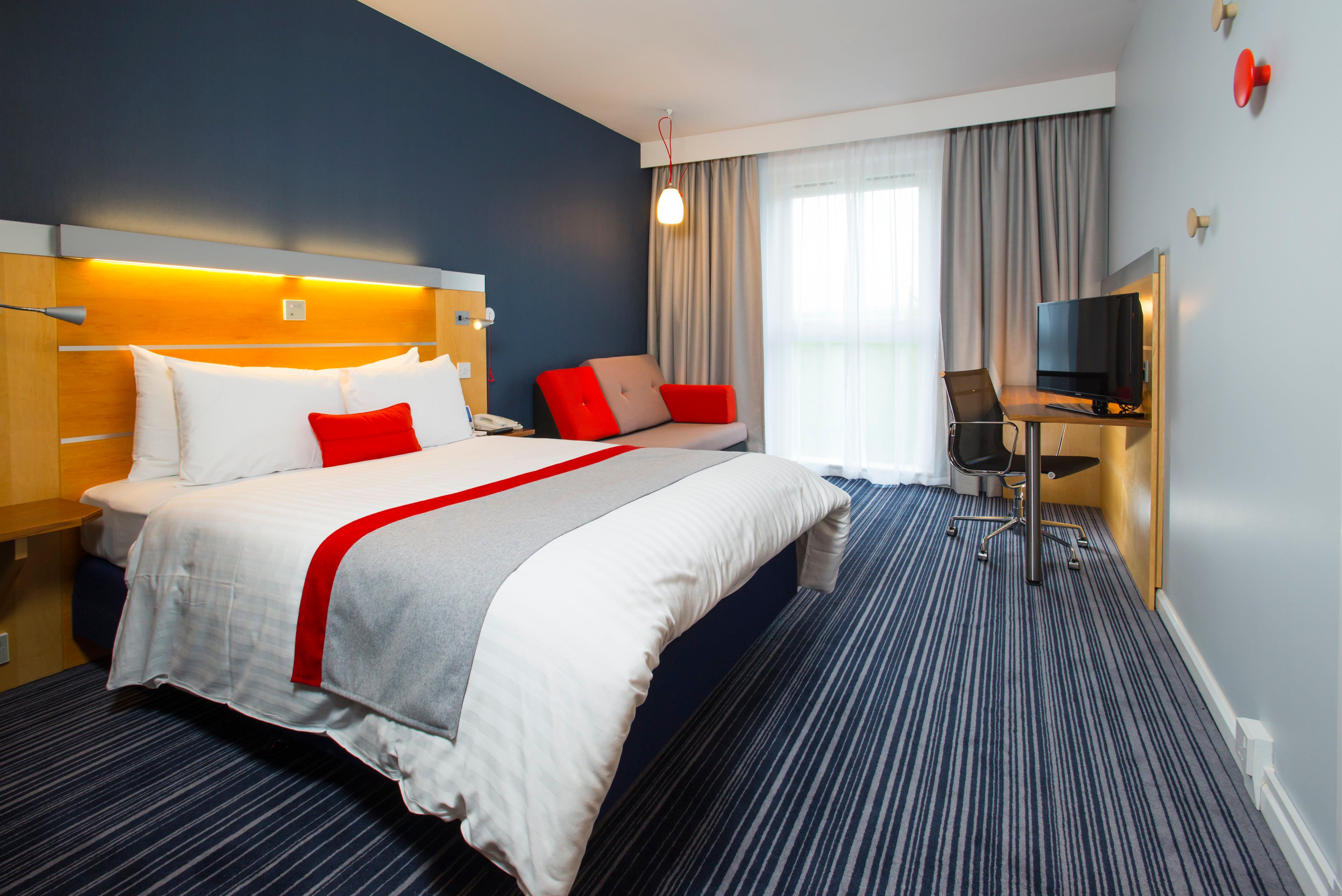 Holiday Inn Express London - Epsom Downs By Ihg Exterior photo
