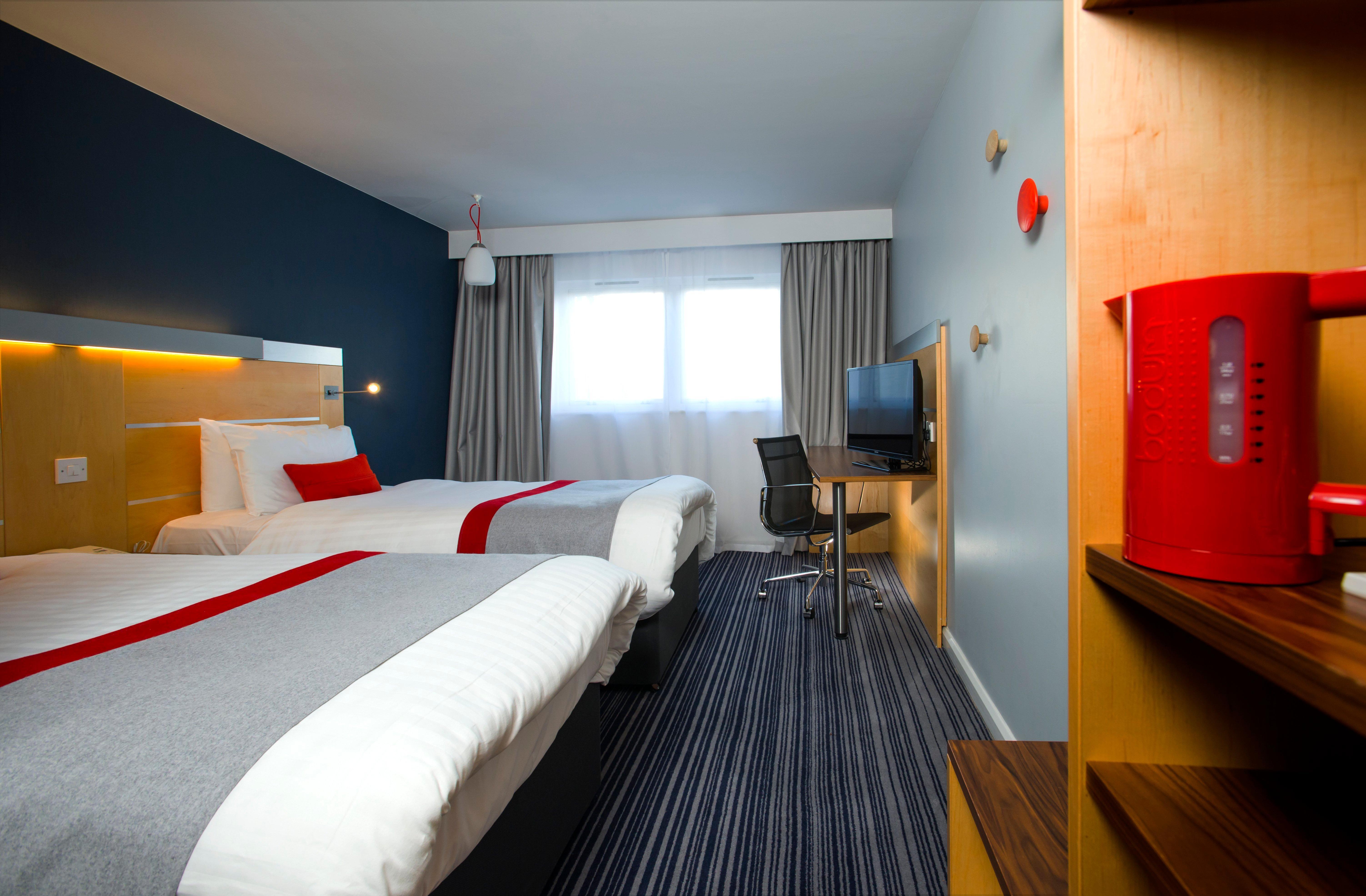 Holiday Inn Express London - Epsom Downs By Ihg Exterior photo