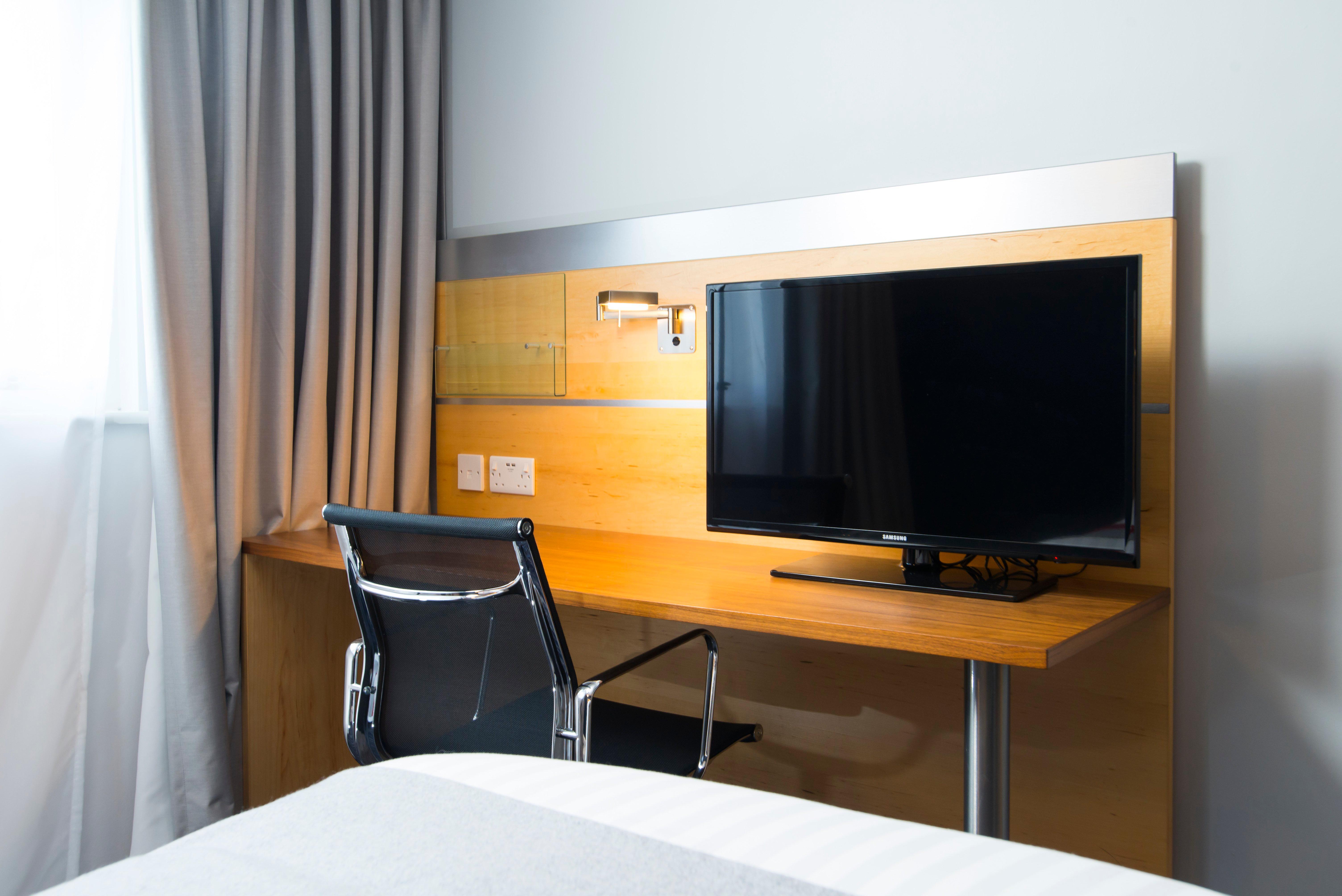 Holiday Inn Express London - Epsom Downs By Ihg Exterior photo