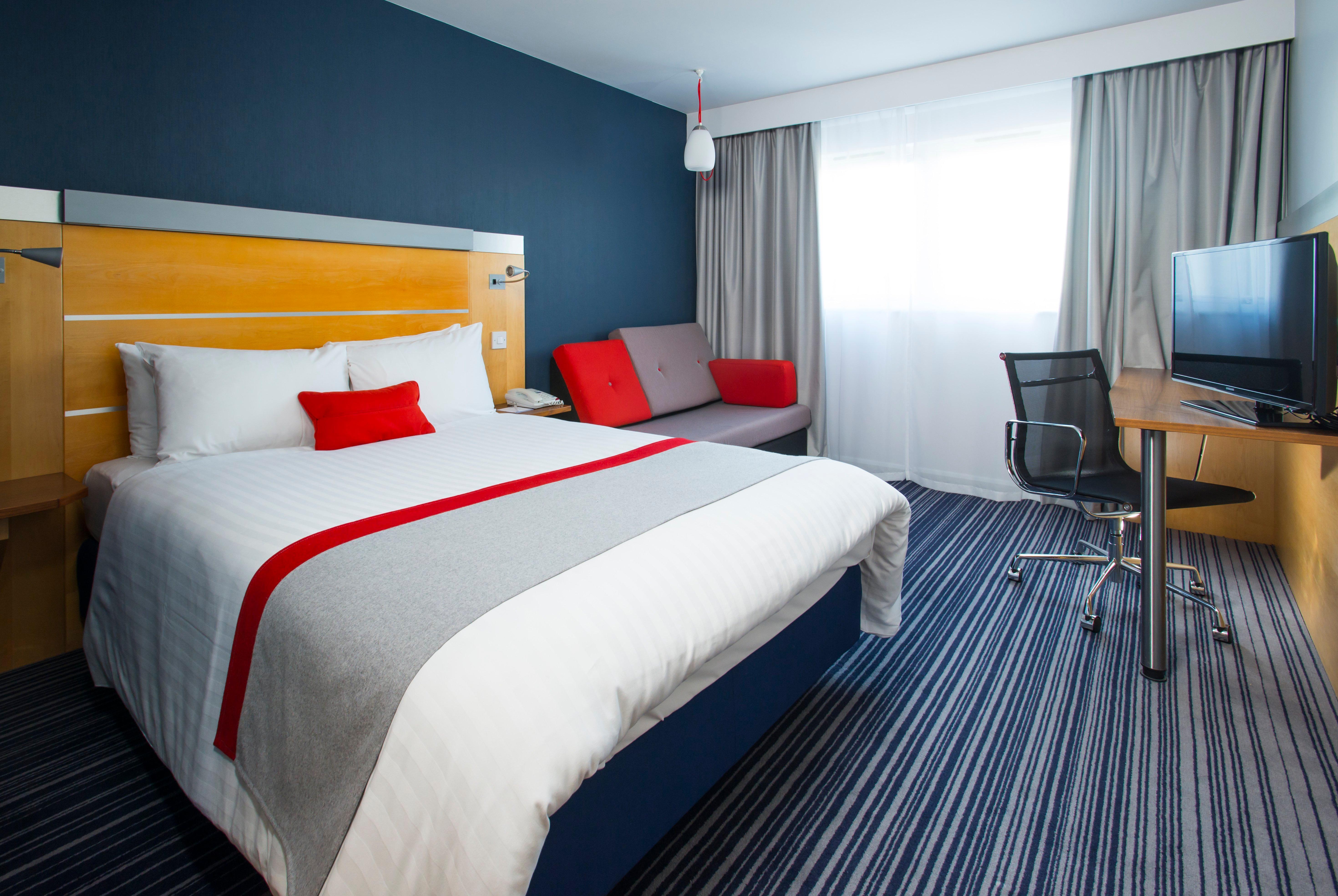 Holiday Inn Express London - Epsom Downs By Ihg Exterior photo