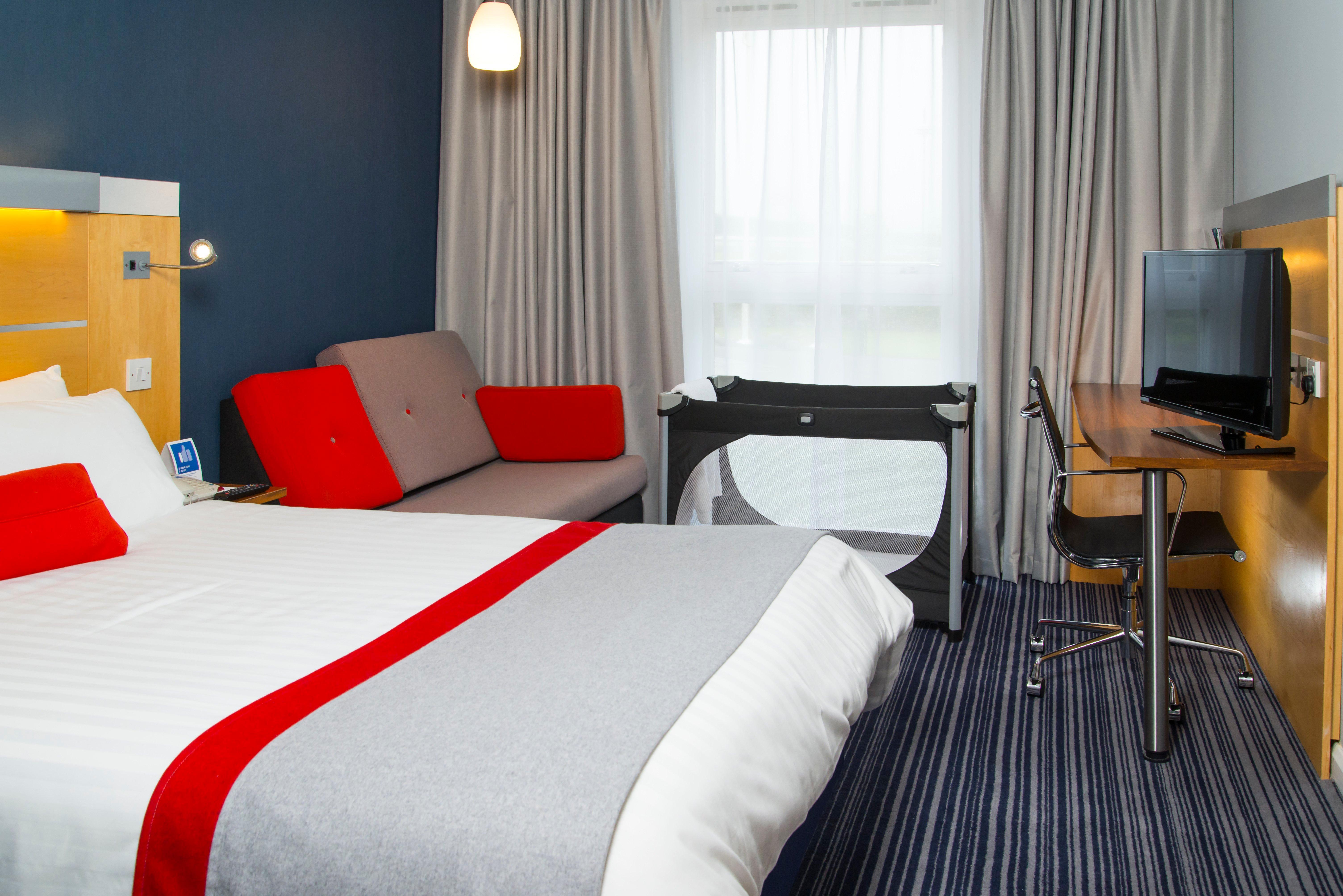 Holiday Inn Express London - Epsom Downs By Ihg Exterior photo