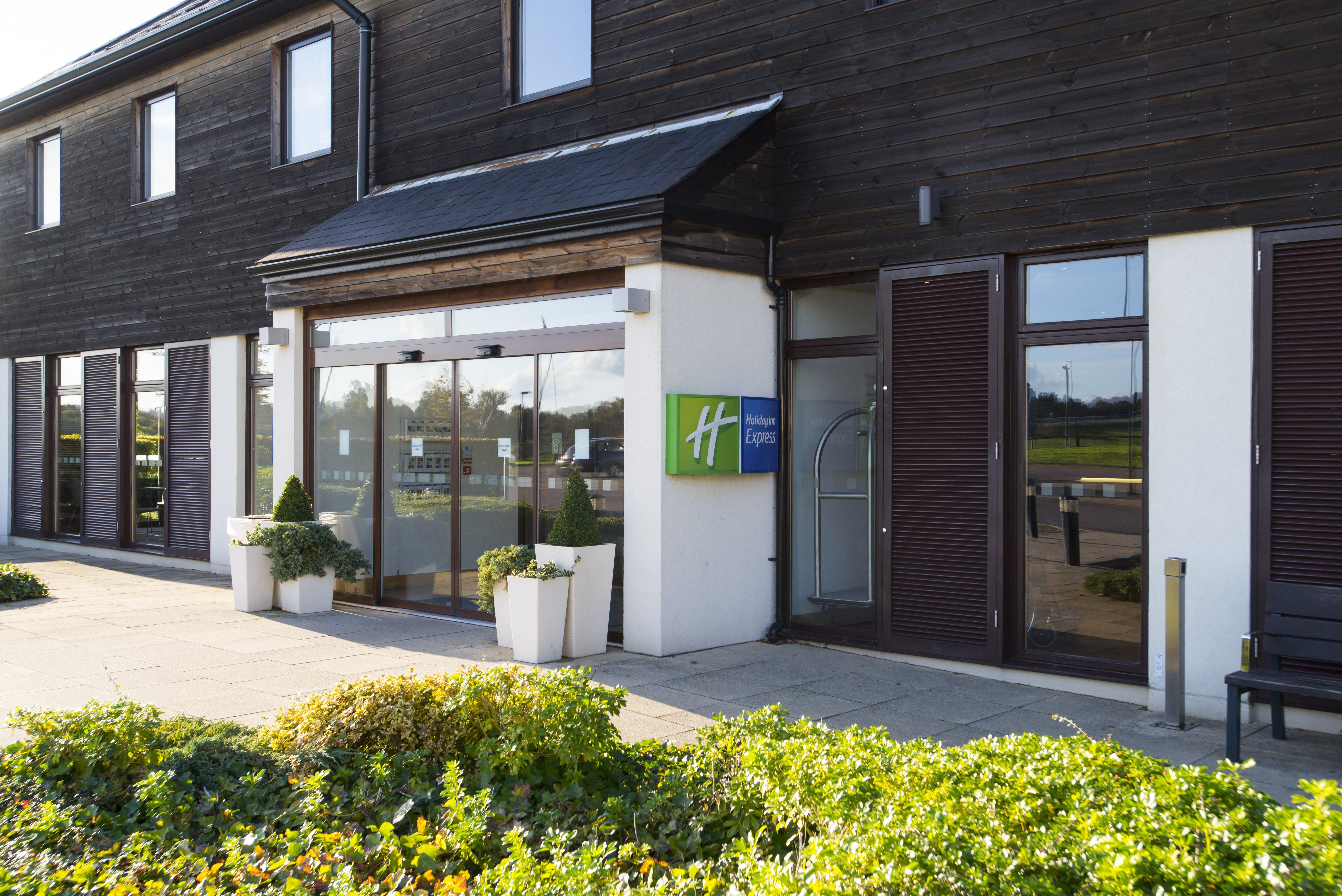 Holiday Inn Express London - Epsom Downs By Ihg Exterior photo
