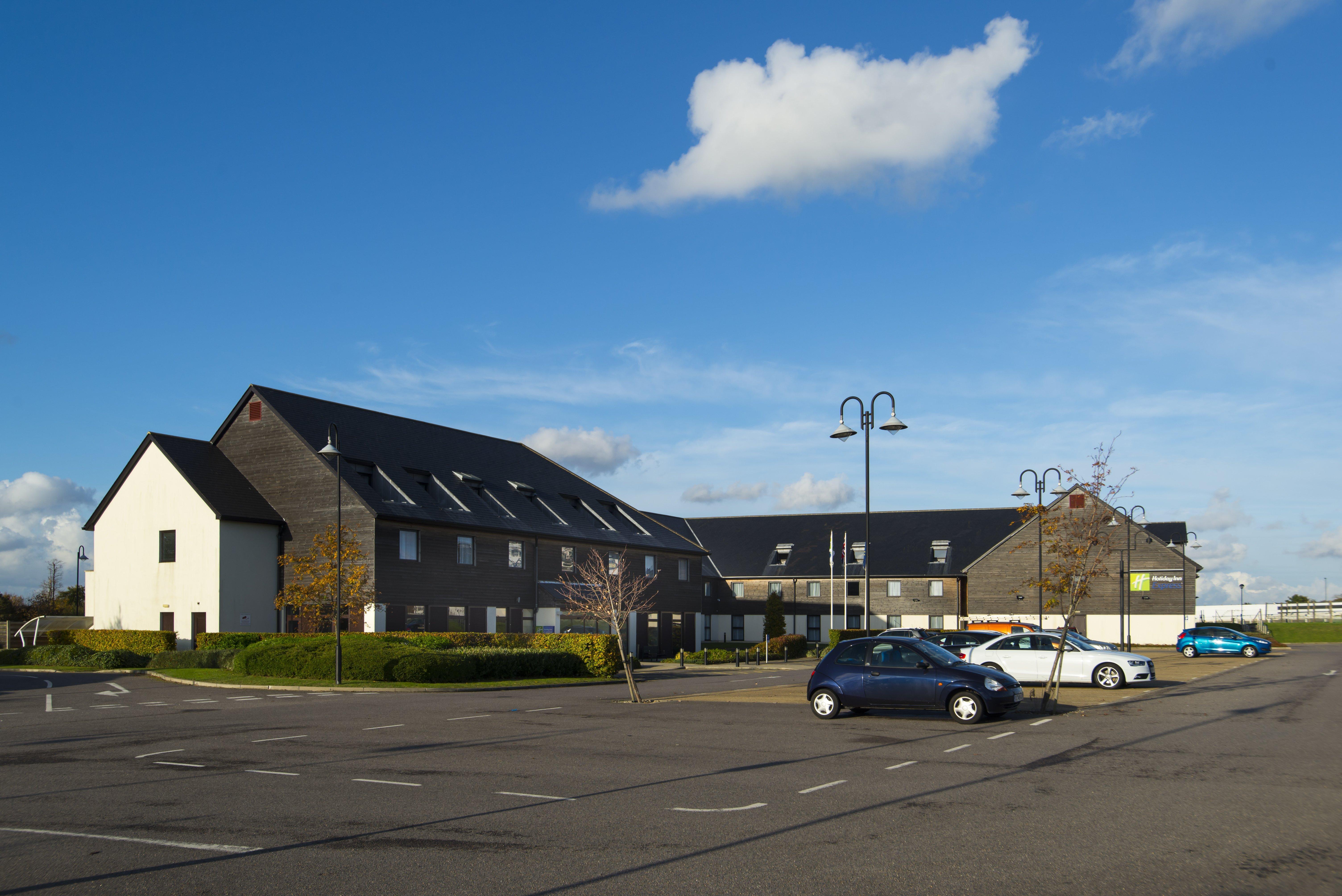 Holiday Inn Express London - Epsom Downs By Ihg Exterior photo