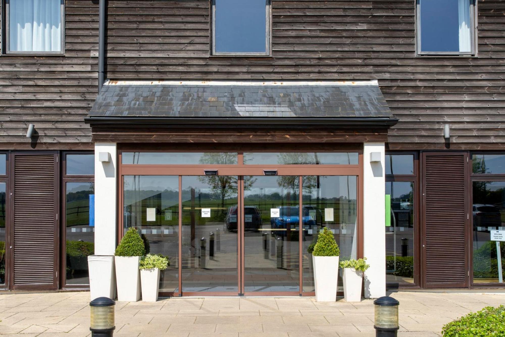 Holiday Inn Express London - Epsom Downs By Ihg Exterior photo