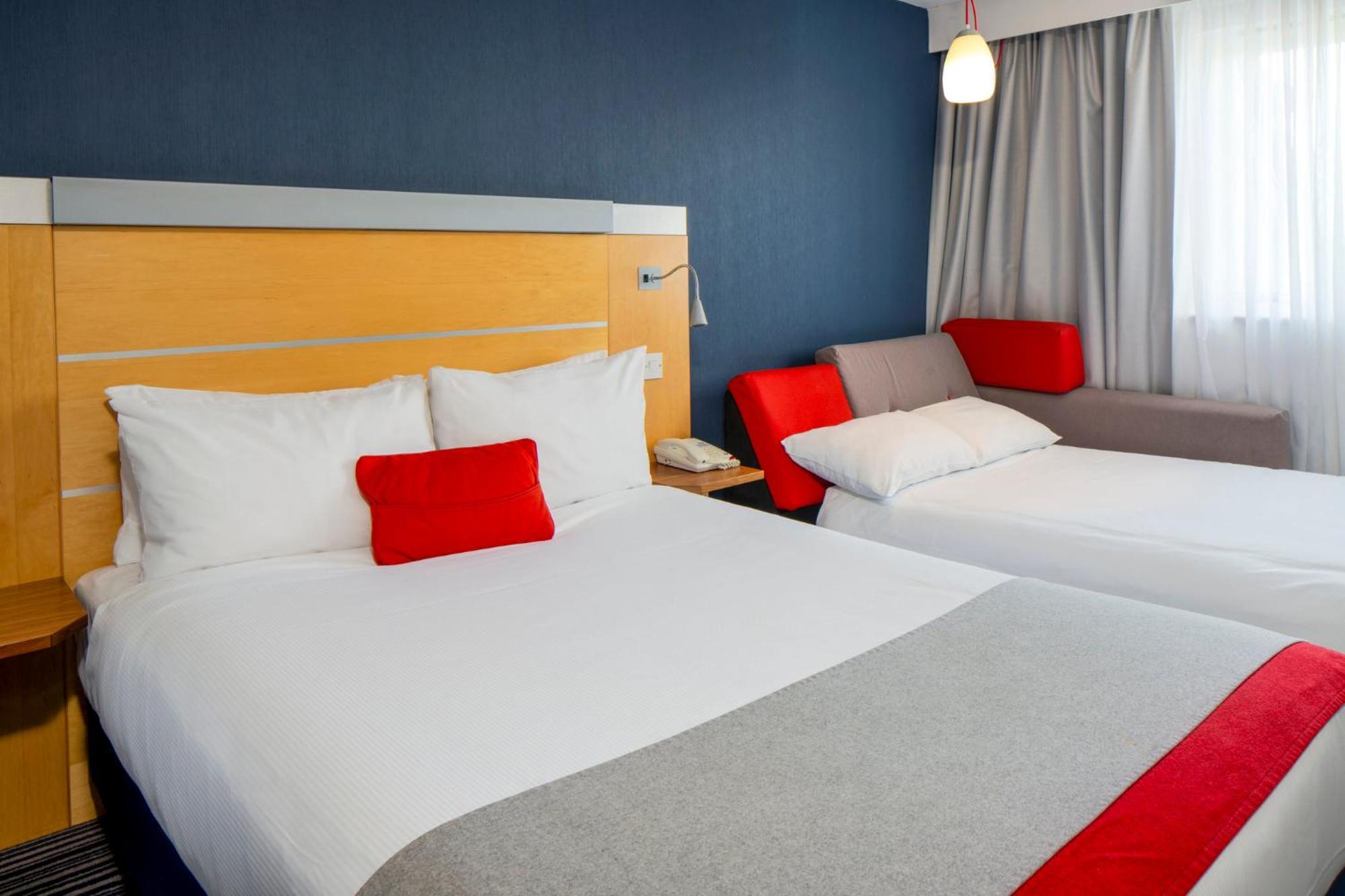 Holiday Inn Express London - Epsom Downs By Ihg Exterior photo