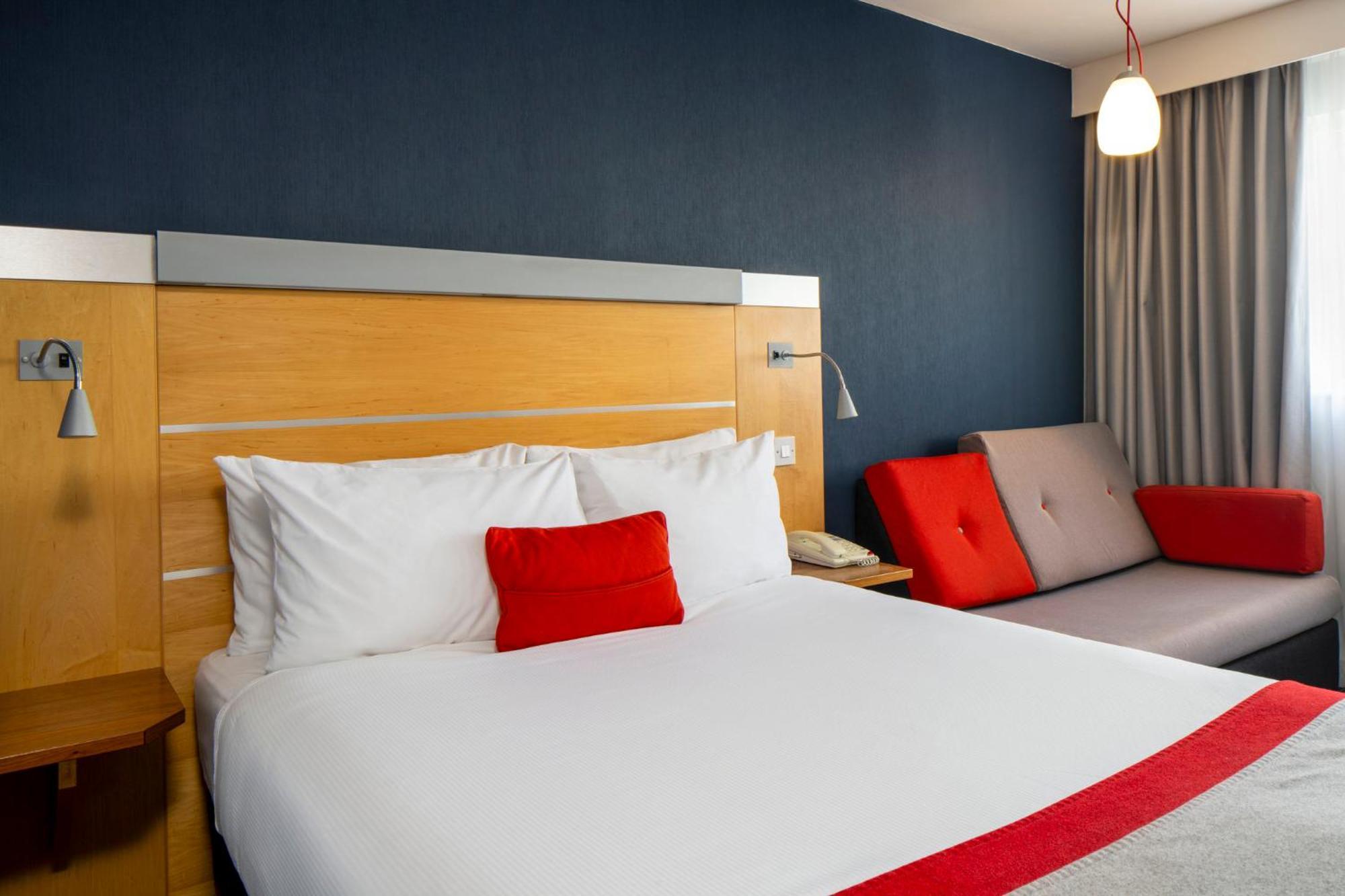 Holiday Inn Express London - Epsom Downs By Ihg Exterior photo