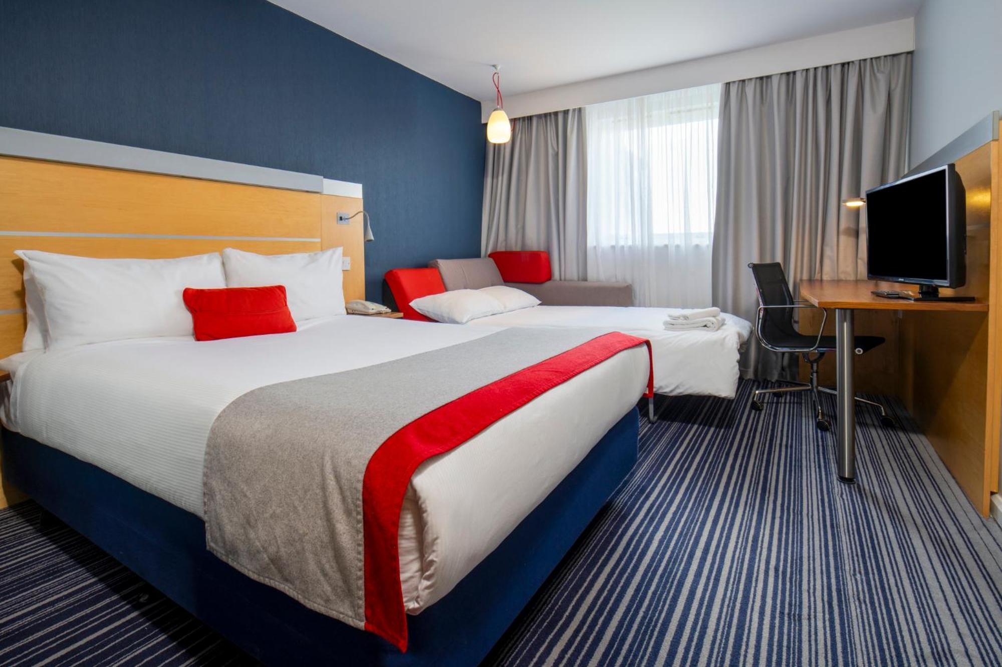 Holiday Inn Express London - Epsom Downs By Ihg Exterior photo