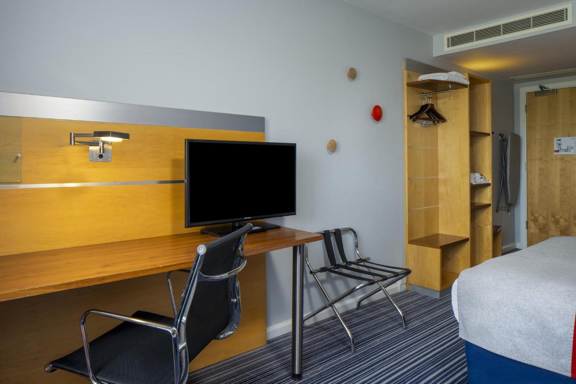 Holiday Inn Express London - Epsom Downs By Ihg Exterior photo