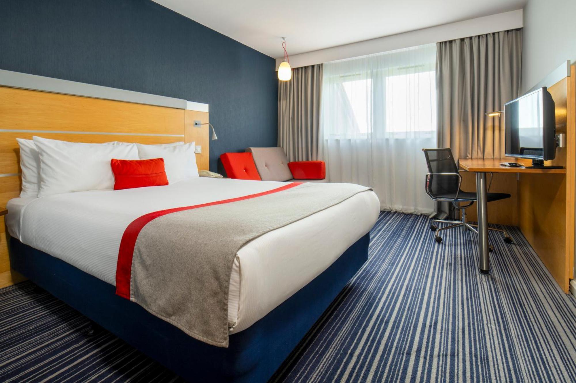 Holiday Inn Express London - Epsom Downs By Ihg Exterior photo