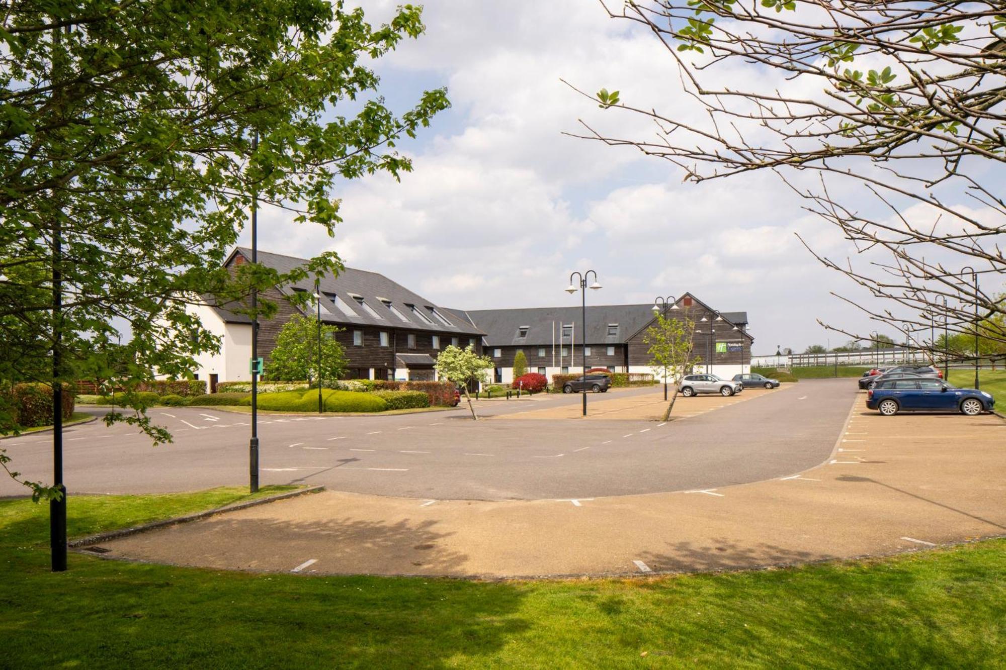 Holiday Inn Express London - Epsom Downs By Ihg Exterior photo