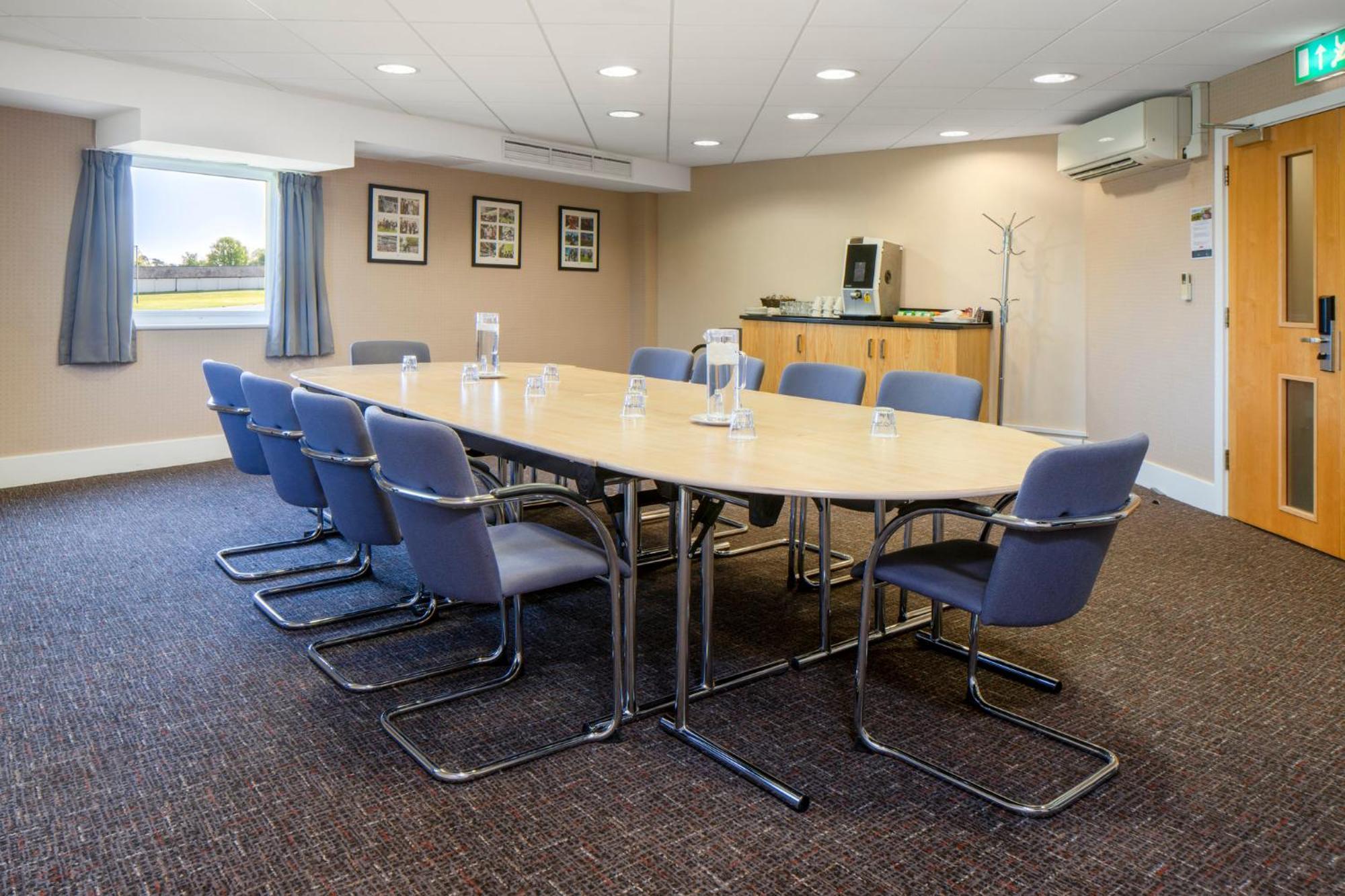 Holiday Inn Express London - Epsom Downs By Ihg Exterior photo