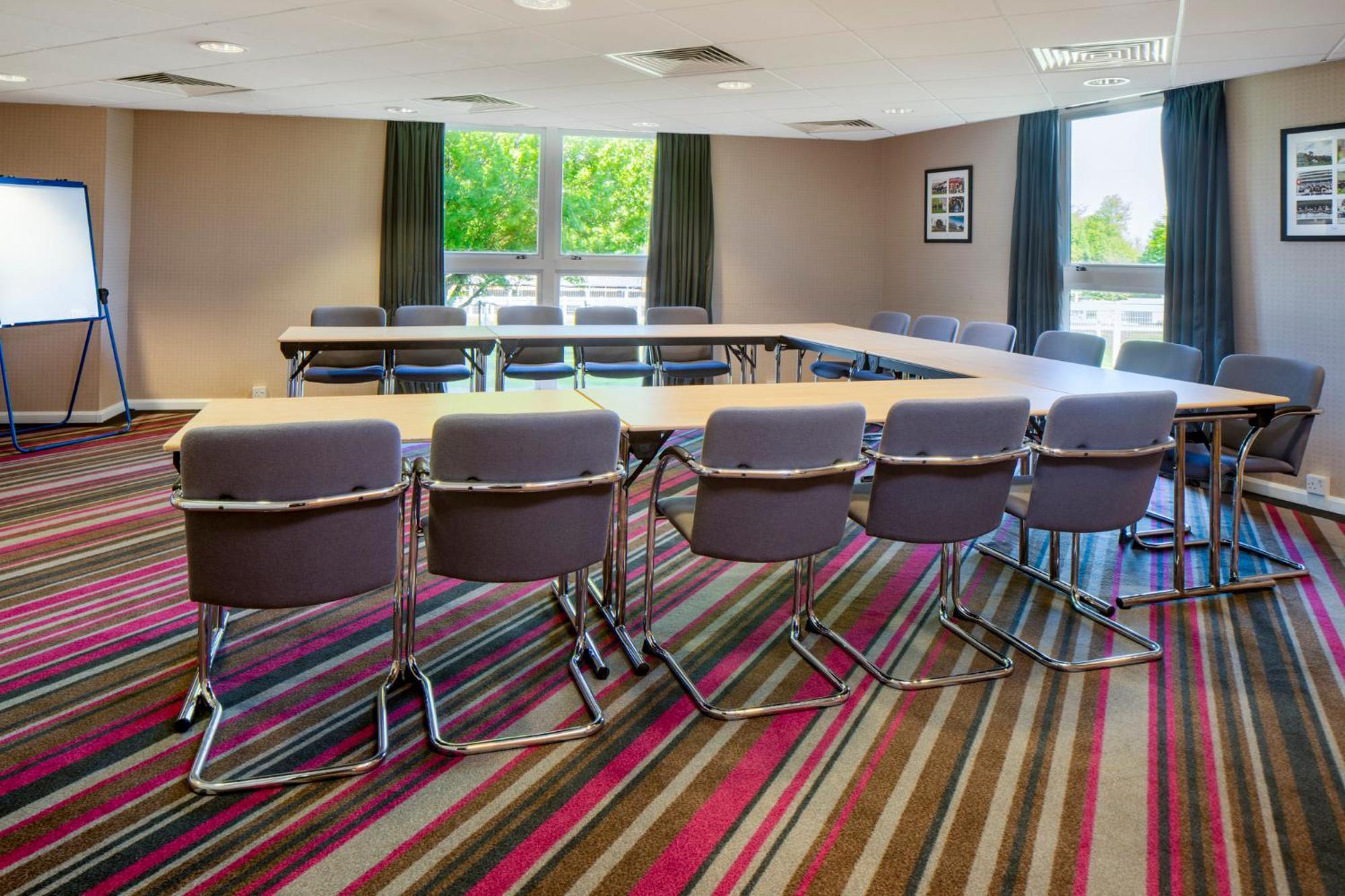 Holiday Inn Express London - Epsom Downs By Ihg Exterior photo